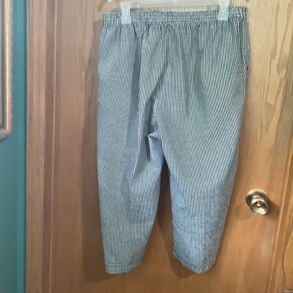 Black and white seer sucker capris - Picture 2 of 2